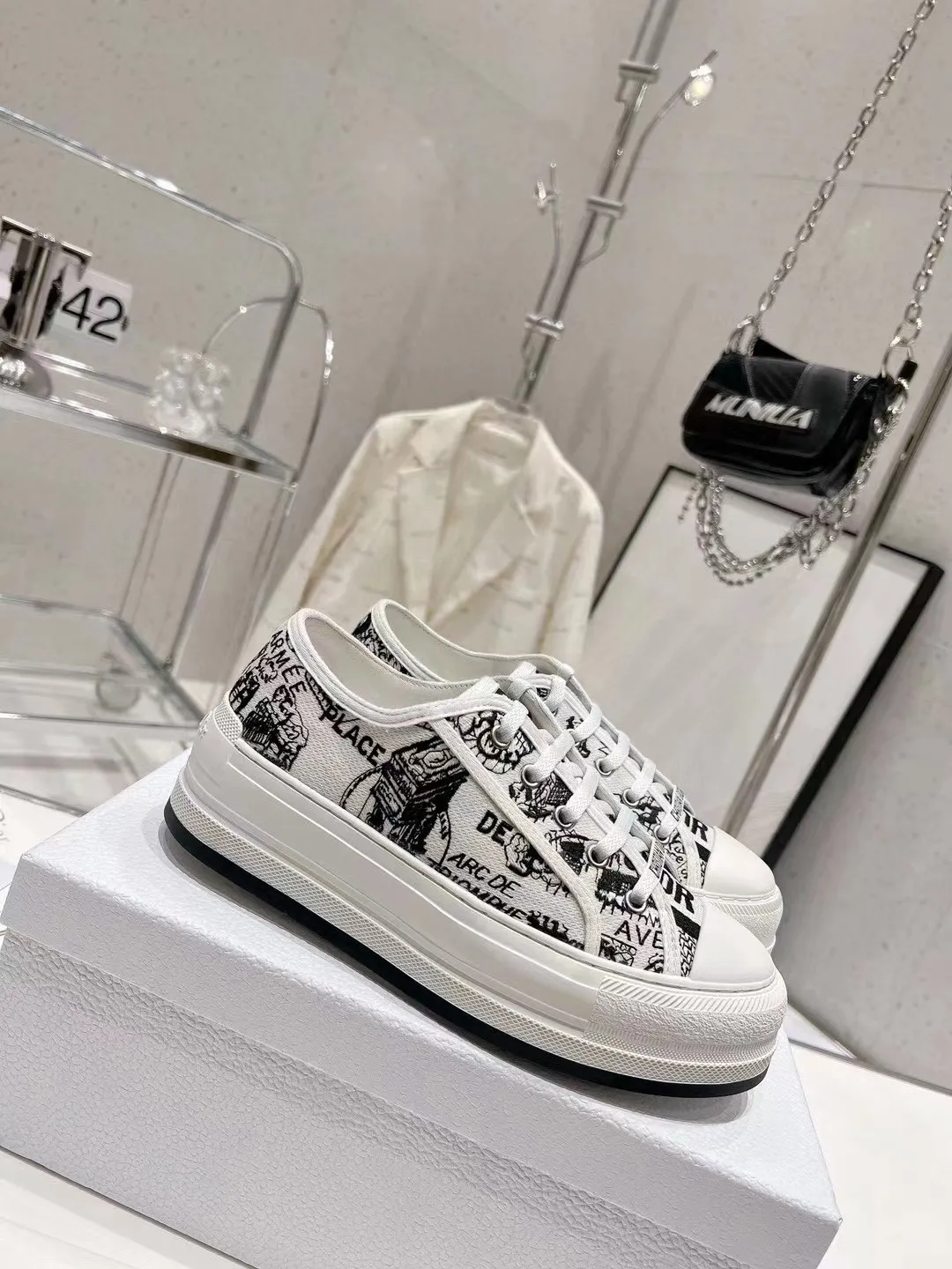 👟👟Ex-factory price 520👟👟 Women's Shoes Women's Clothing Women's Shoes Women's Clothing Dior's 2025 Walk'n'Dior embroidered mid-top casual shoes are new. On the fashion stage, Dior embroidered shoes are the well-deserved protagonist. Delicate stitching is used on the upper, every stitch is devoted to the craftsman's efforts, and every thread is woven with artistic poetry. From complex floral patterns to smart geometric textures, embroidery is like the magic that gives shoes life, allowing them to show dynamic beauty even in static conditions.   Wearing Dior embroidered shoes feels like stepping into a dream world full of art. It is not only a pair of shoes, but also a walking piece of art that perfectly integrates fashion and culture. Whether you are strolling on the bustling city streets or attending important social occasions, Dior embroidered shoes can add unique charm to your style and become the focus of everyone's attention.   Choosing Dior embroidered shoes means choosing a persistent pursuit of quality and a unique understanding of fashion. Let it accompany you through every wonderful moment and leave your own fashion mark.  Material: Sheepskin lining, feet, silk cowhide, size 35-41, heel height 5cm